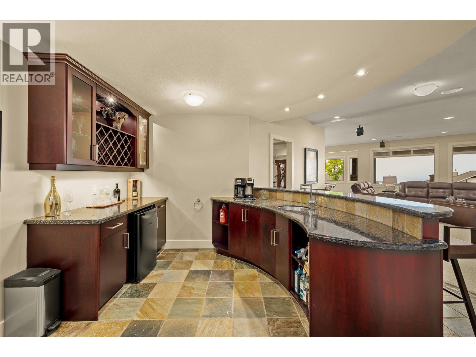 620 Arbor View Drive, Kelowna, BC - Indoor Photo Showing Kitchen