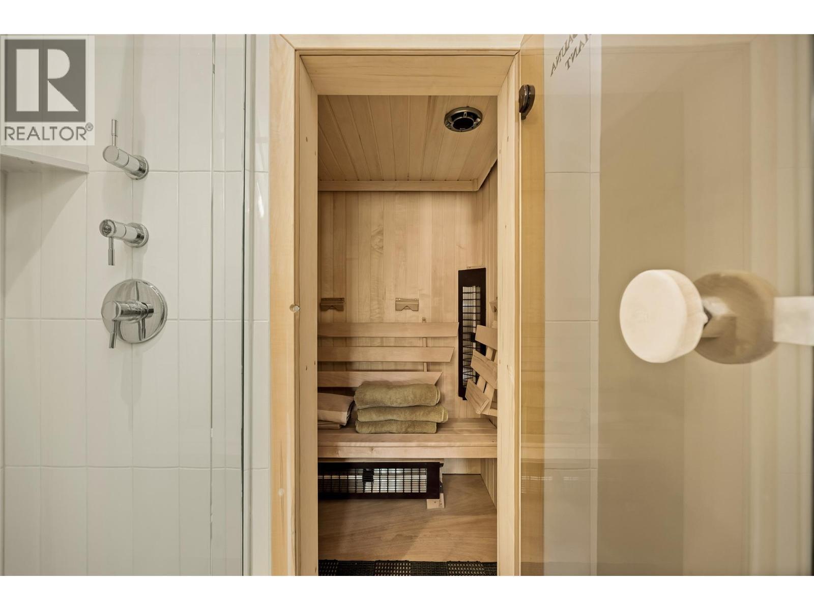 620 Arbor View Drive, Kelowna, BC - Indoor Photo Showing Bathroom