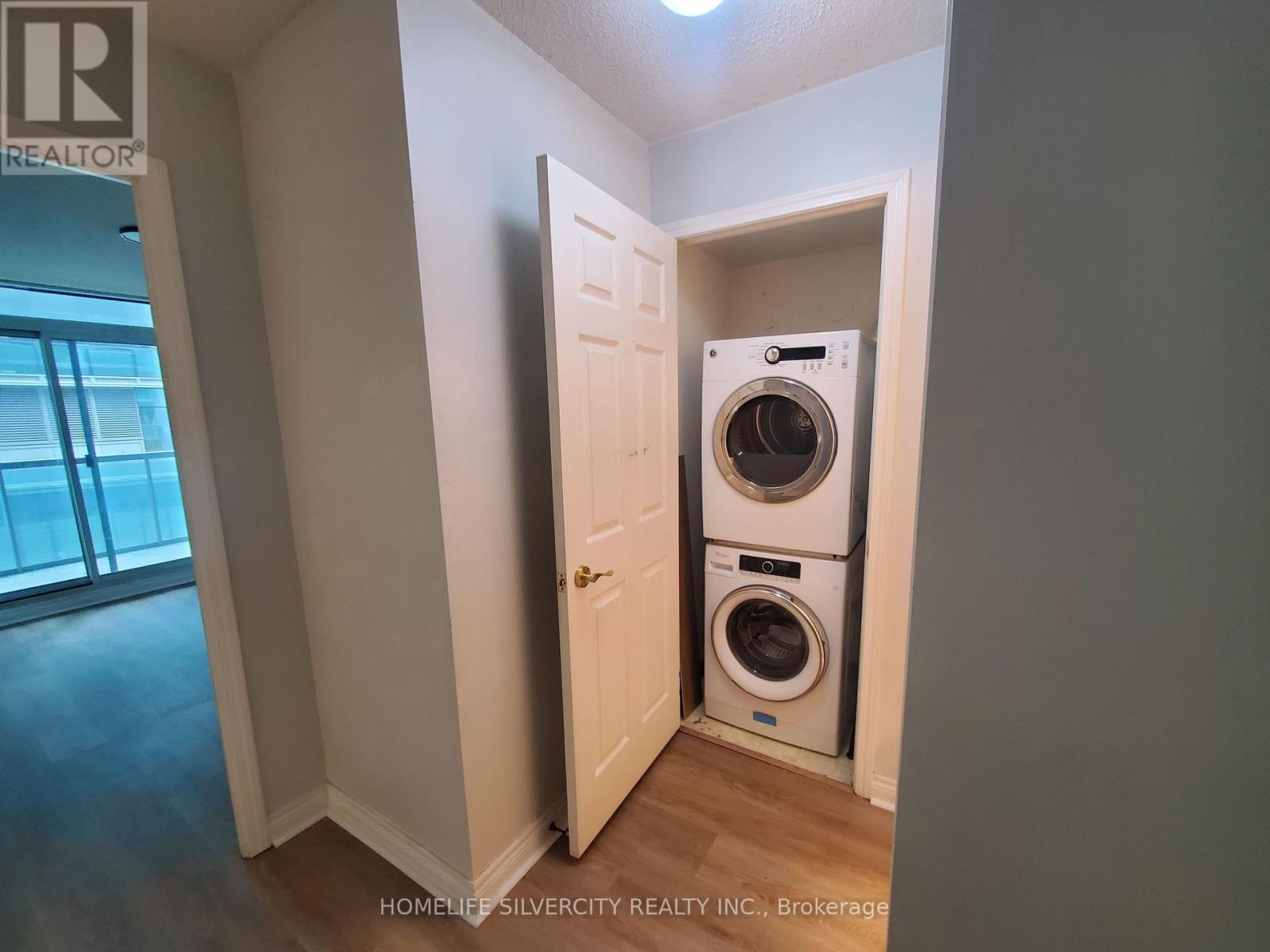 607 - 30 Grand Trunk Crescent, Toronto, ON - Indoor Photo Showing Laundry Room