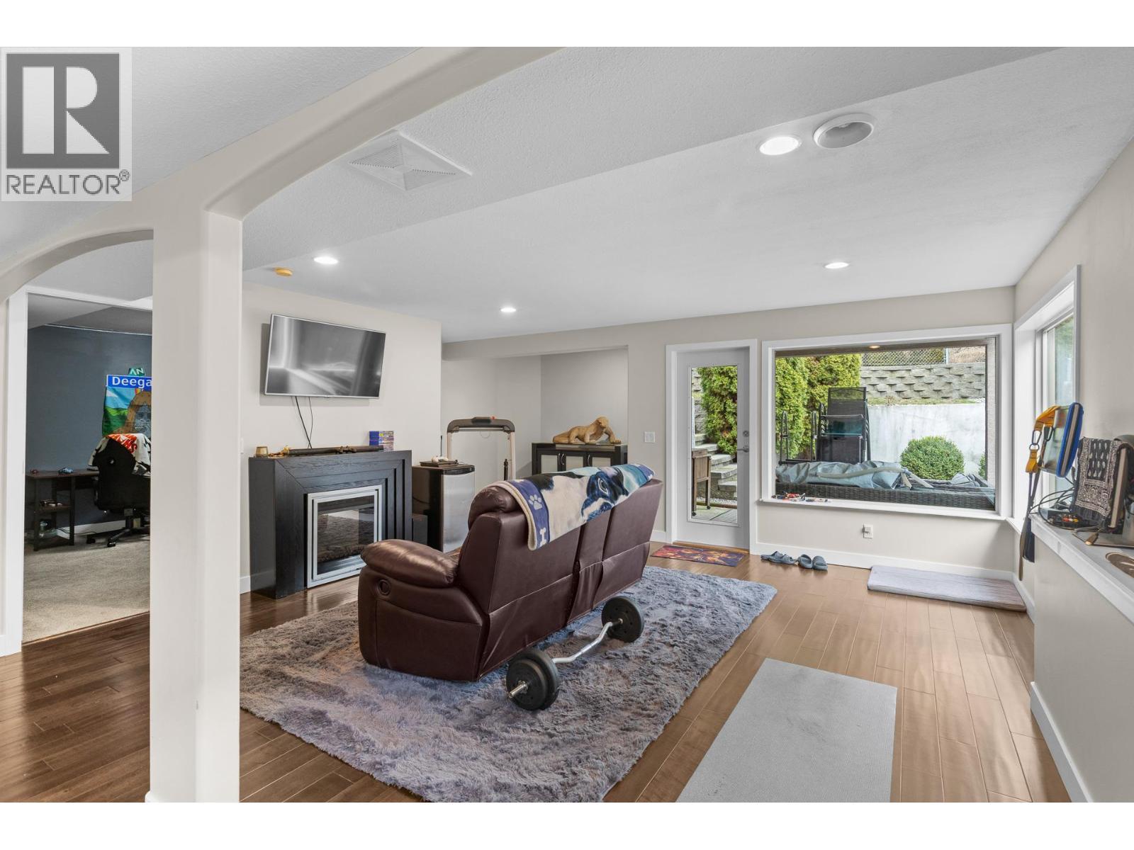 908 Westview Way, West Kelowna, BC - Indoor Photo Showing Living Room With Fireplace