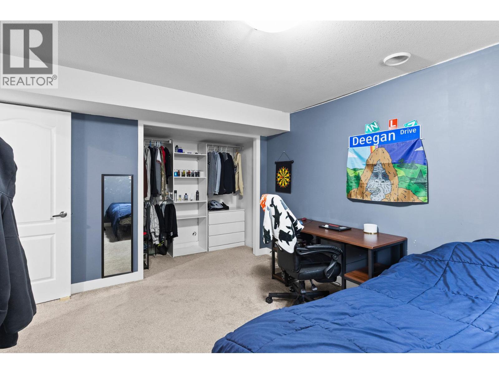 908 Westview Way, West Kelowna, BC - Indoor Photo Showing Bedroom