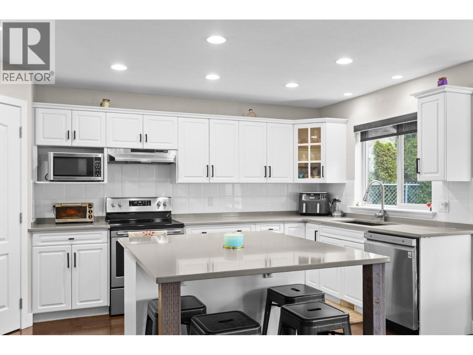908 Westview Way, West Kelowna, BC - Indoor Photo Showing Kitchen