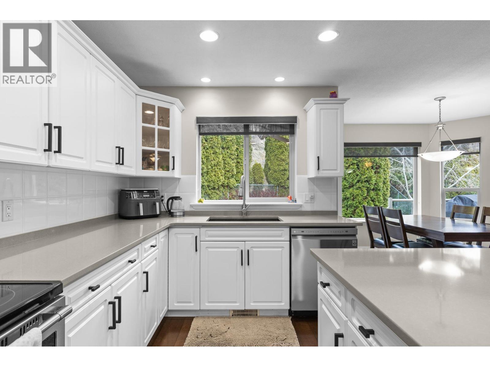 908 Westview Way, West Kelowna, BC - Indoor Photo Showing Kitchen