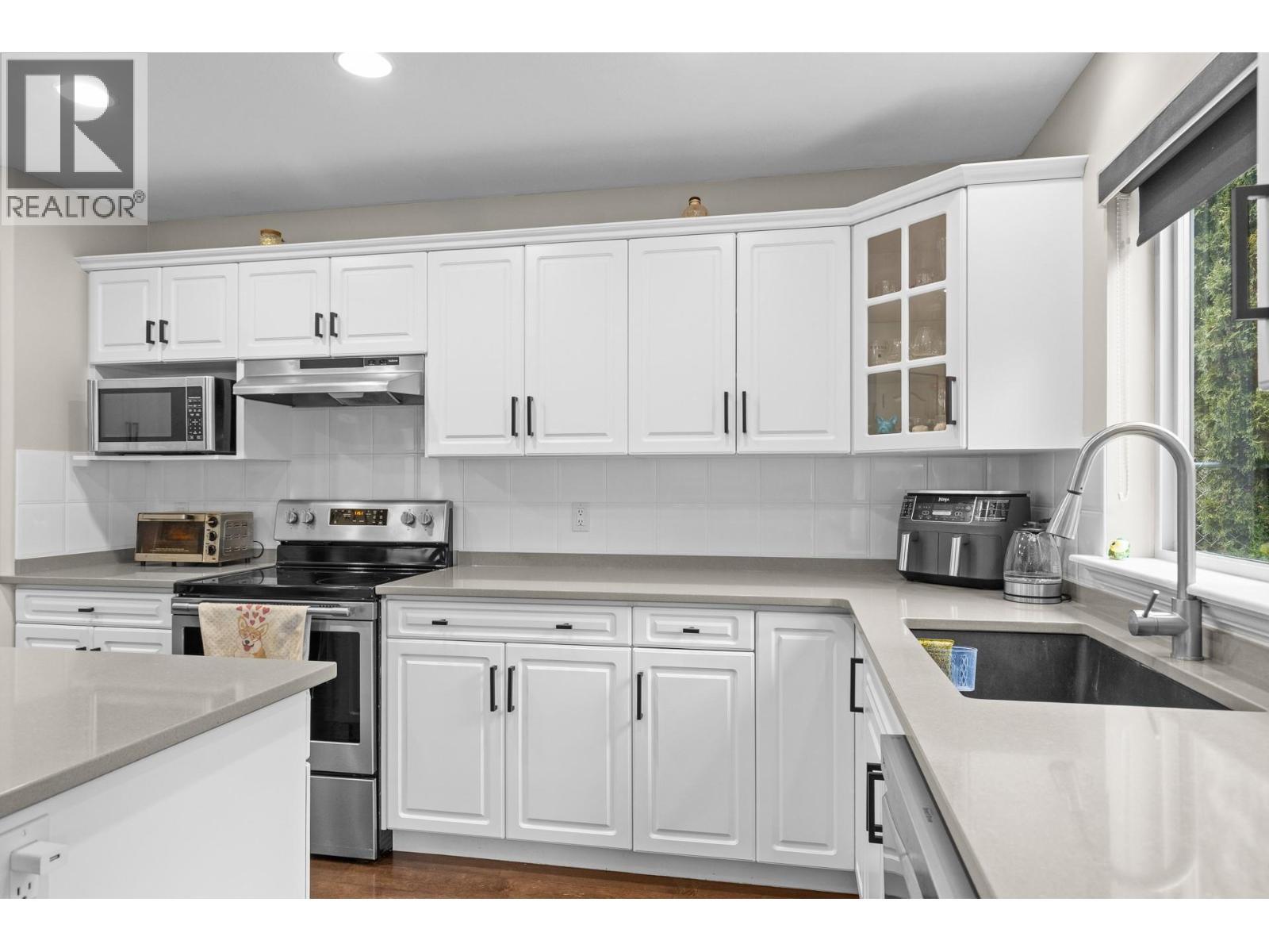 908 Westview Way, West Kelowna, BC - Indoor Photo Showing Kitchen