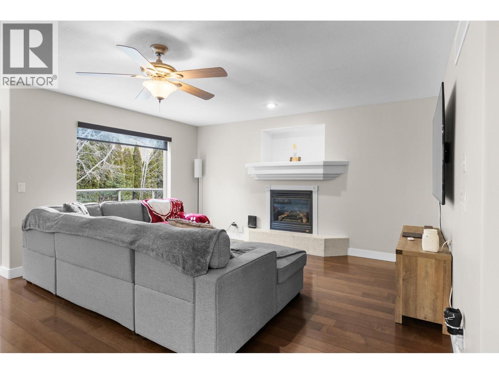 908 Westview Way, West Kelowna, BC - Indoor Photo Showing Living Room With Fireplace
