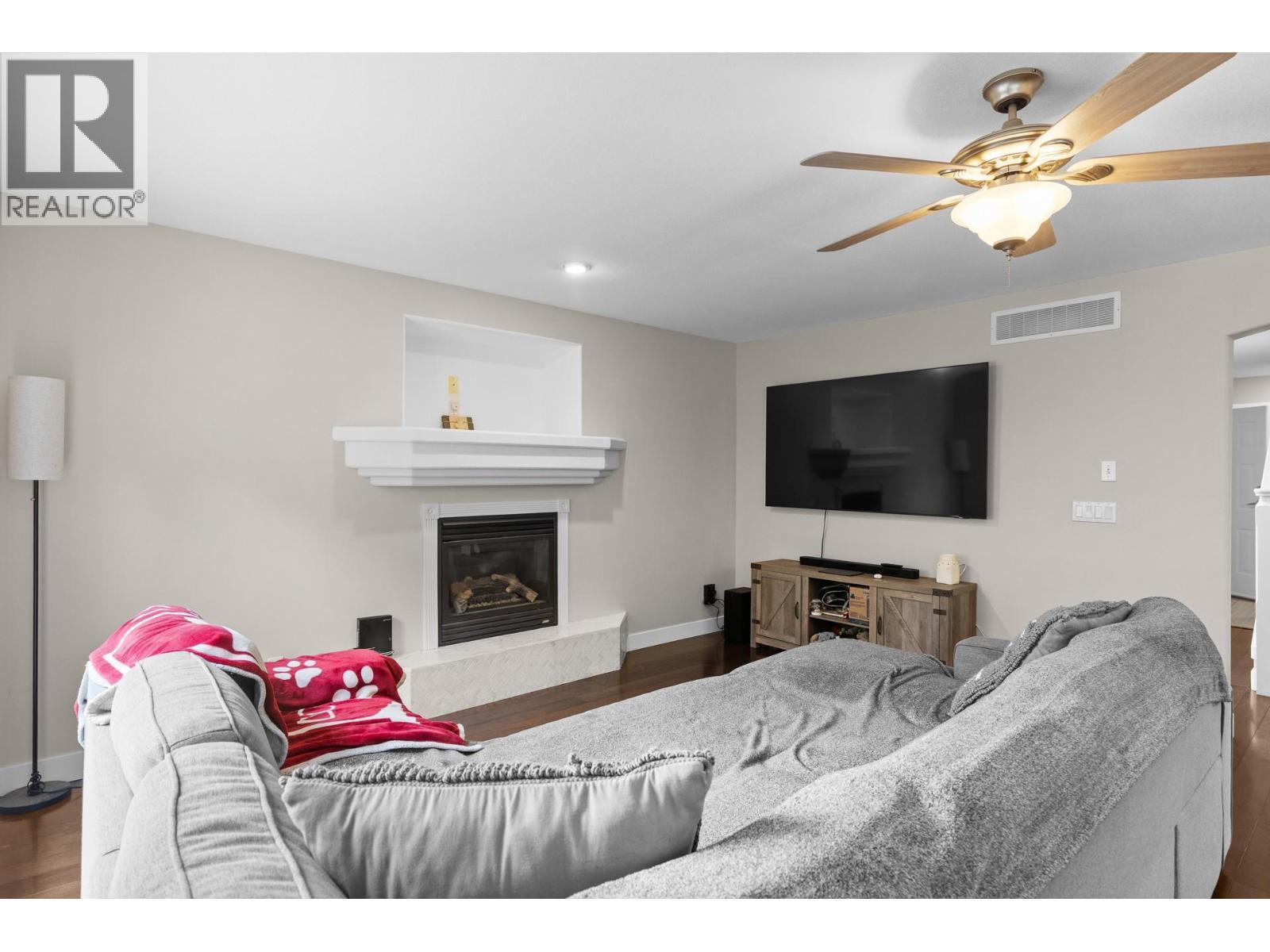 908 Westview Way, West Kelowna, BC - Indoor Photo Showing Living Room With Fireplace