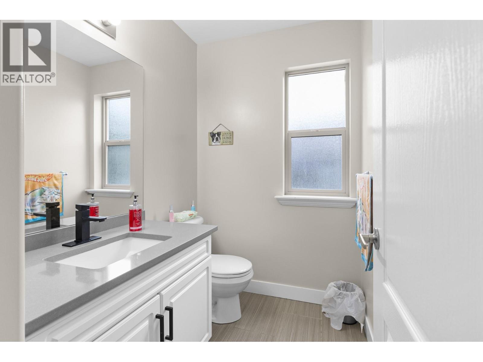 908 Westview Way, West Kelowna, BC - Indoor Photo Showing Bathroom