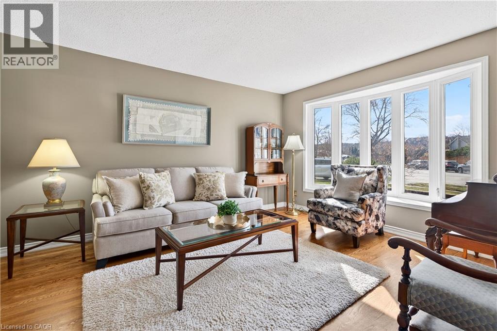 2378 Arnold Crescent, Burlington, ON - Indoor Photo Showing Living Room