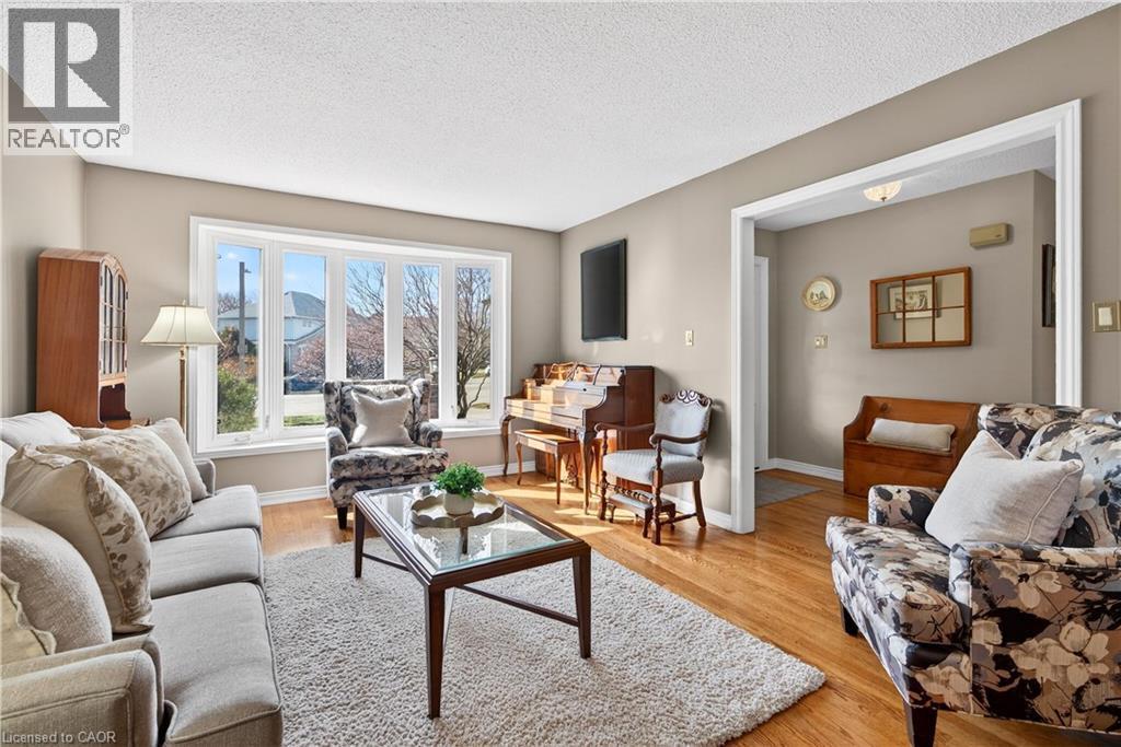 2378 Arnold Crescent, Burlington, ON - Indoor Photo Showing Living Room