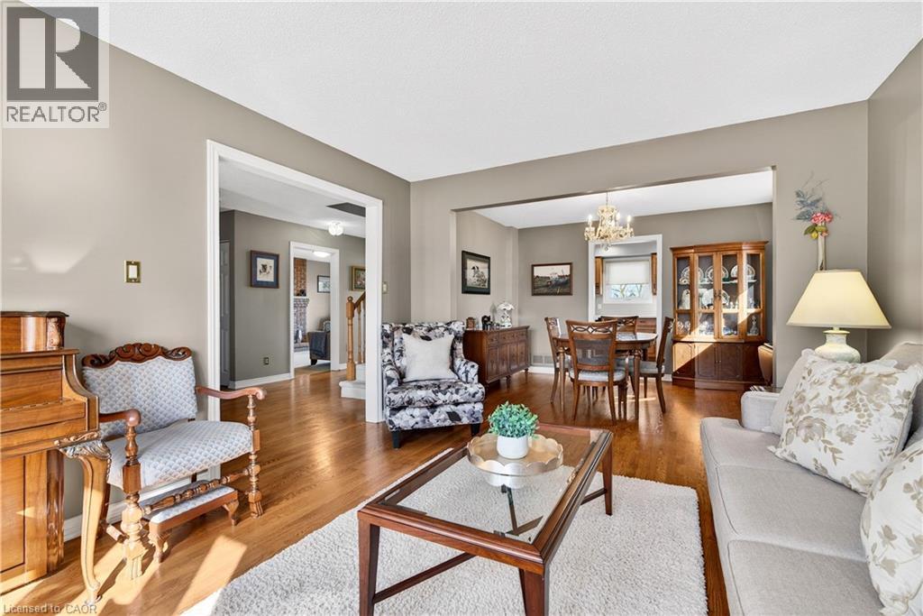 2378 Arnold Crescent, Burlington, ON - Indoor Photo Showing Living Room