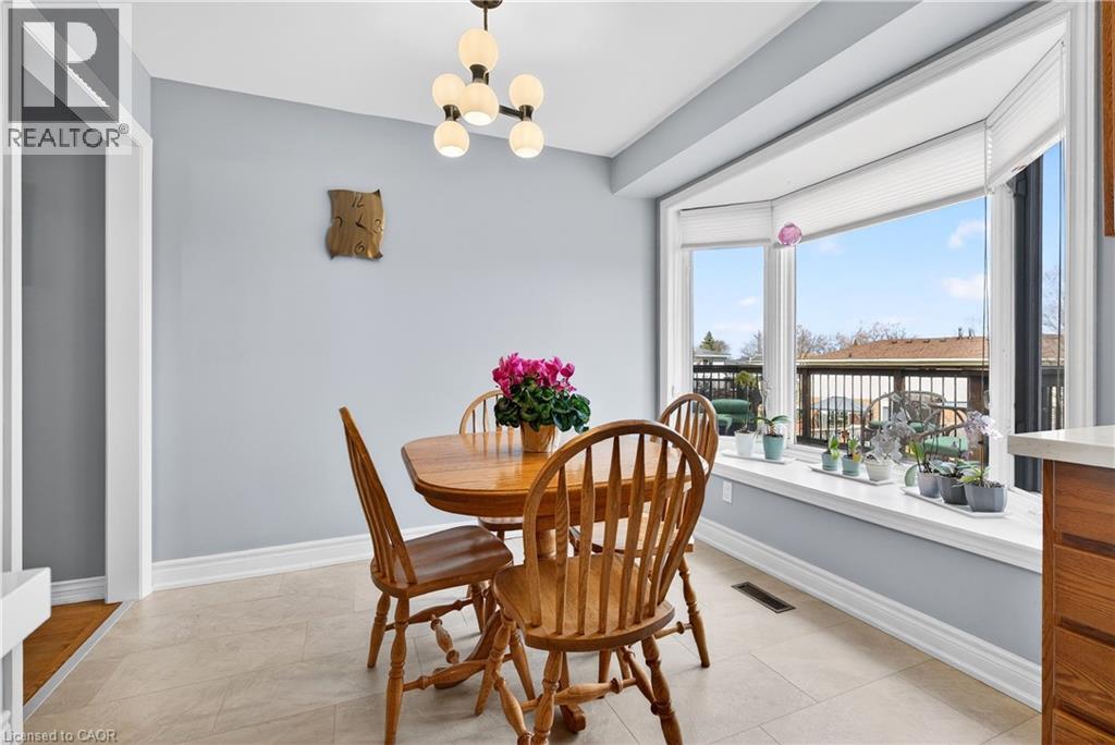 2378 Arnold Crescent, Burlington, ON - Indoor Photo Showing Dining Room