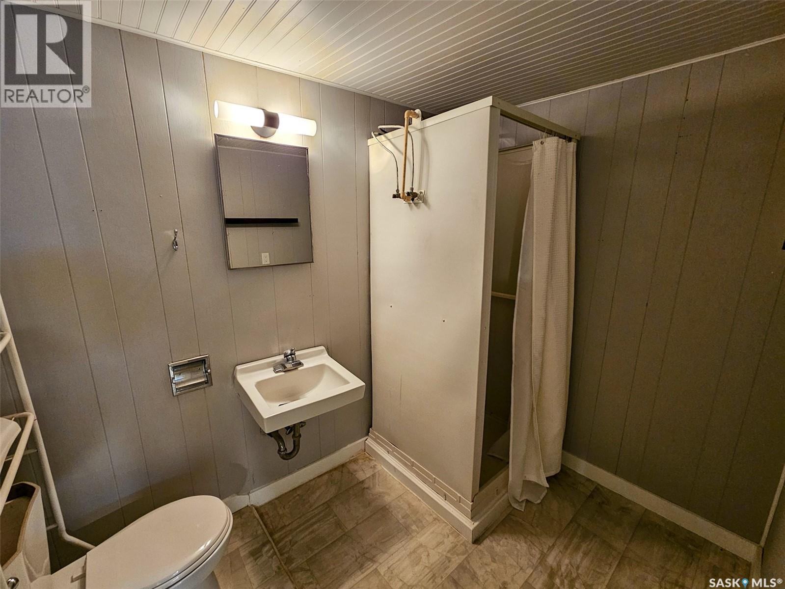 660 9Th Avenue Ne, Swift Current, SK - Indoor Photo Showing Bathroom