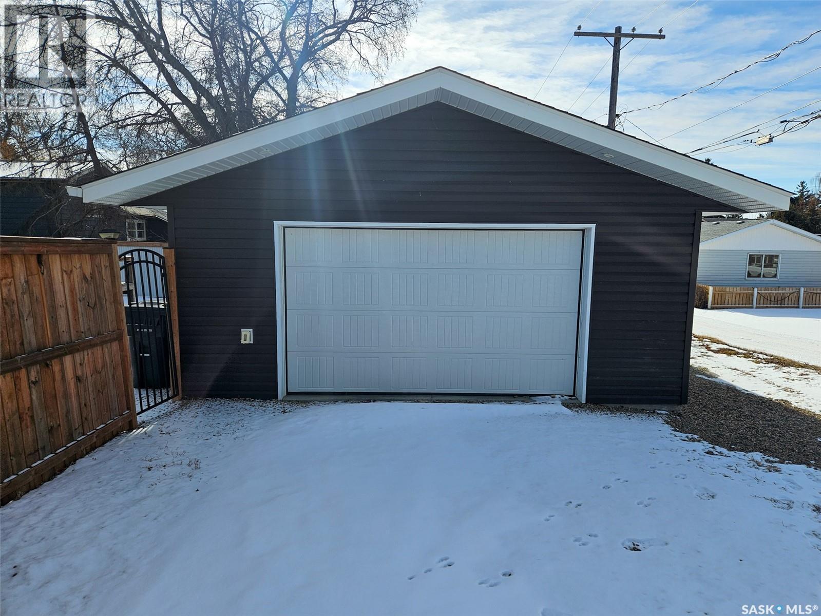 660 9Th Avenue Ne, Swift Current, SK - Outdoor With Exterior
