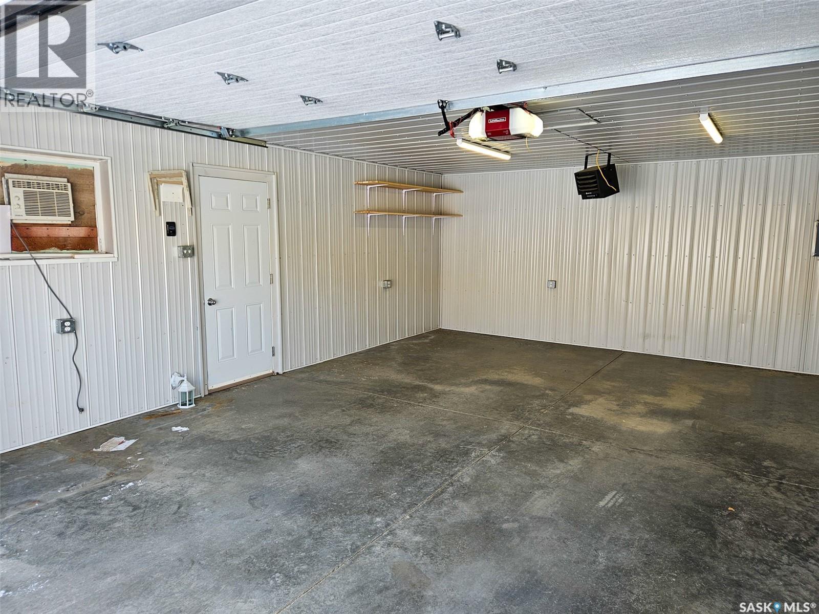660 9Th Avenue Ne, Swift Current, SK - Indoor Photo Showing Garage