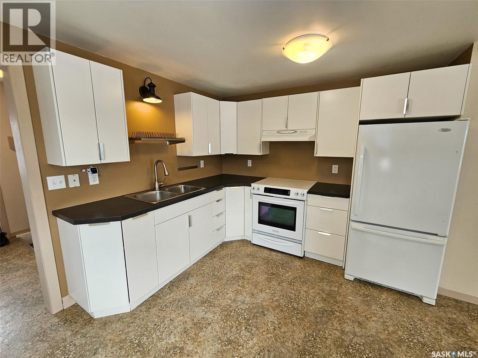 660 9Th Avenue Ne, Swift Current, SK - Indoor Photo Showing Kitchen With Double Sink