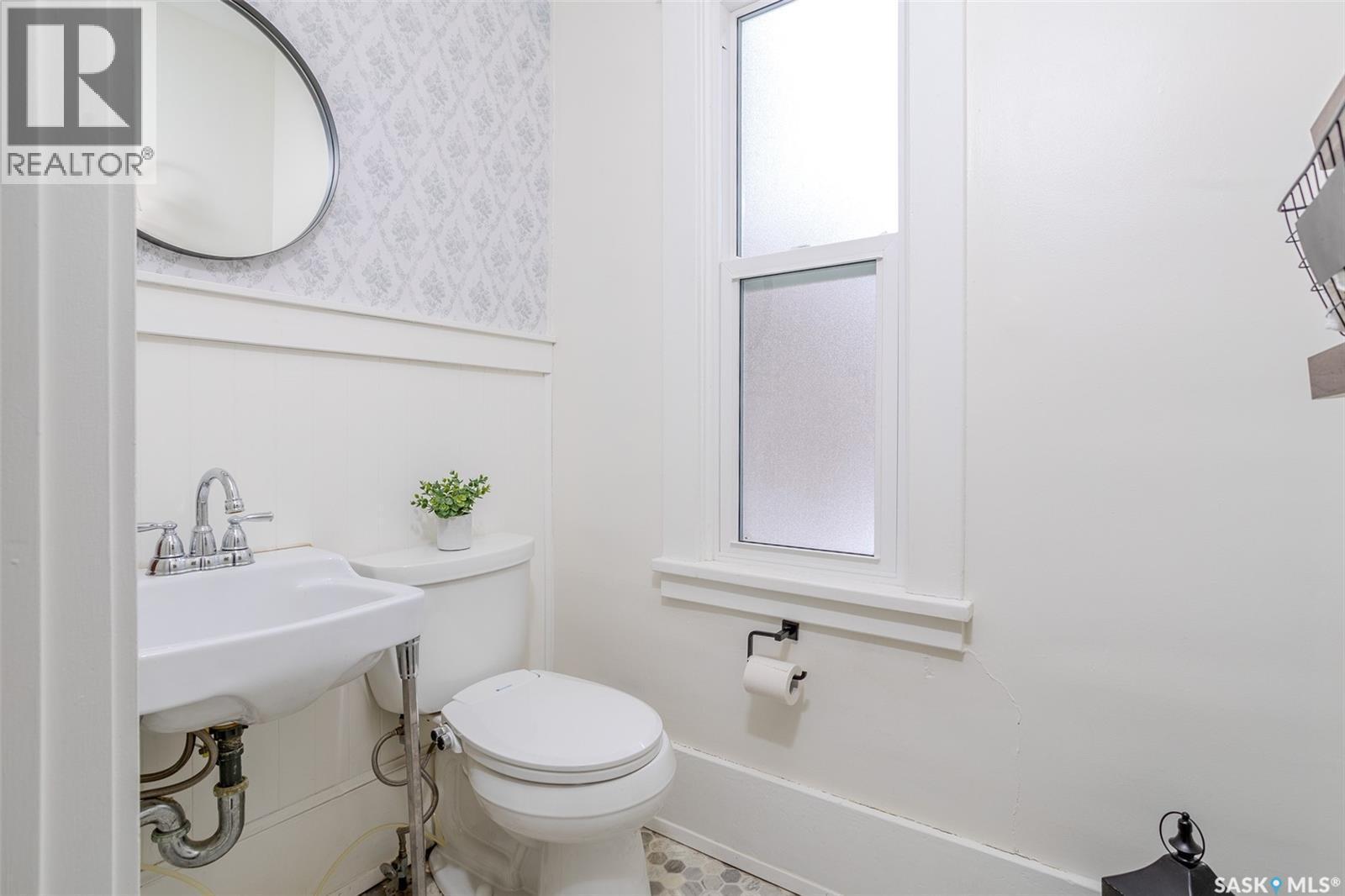 515 9Th Street E, Saskatoon, SK - Indoor Photo Showing Bathroom