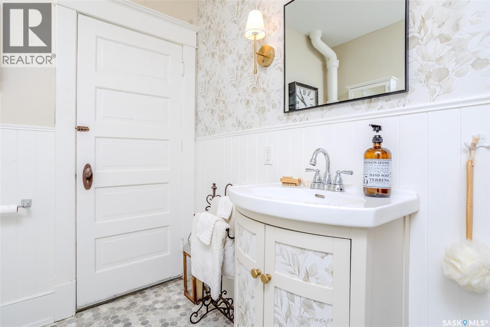 515 9Th Street E, Saskatoon, SK - Indoor Photo Showing Bathroom
