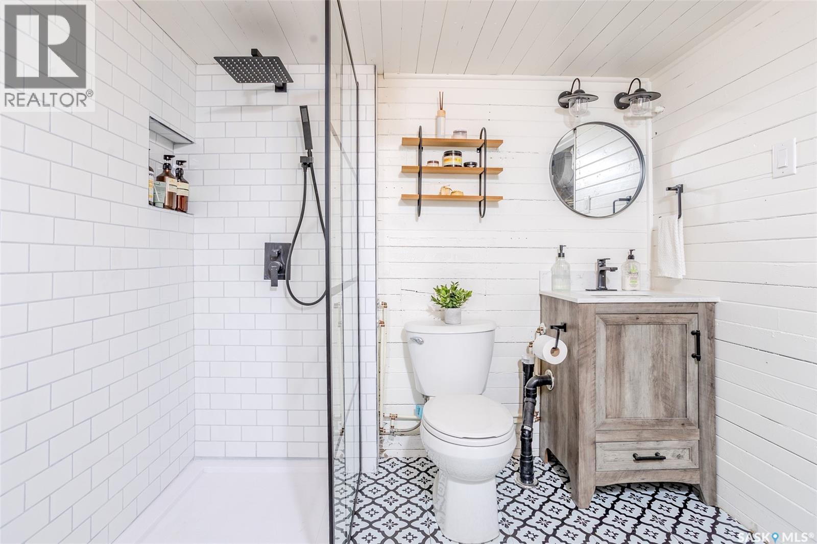 515 9Th Street E, Saskatoon, SK - Indoor Photo Showing Bathroom