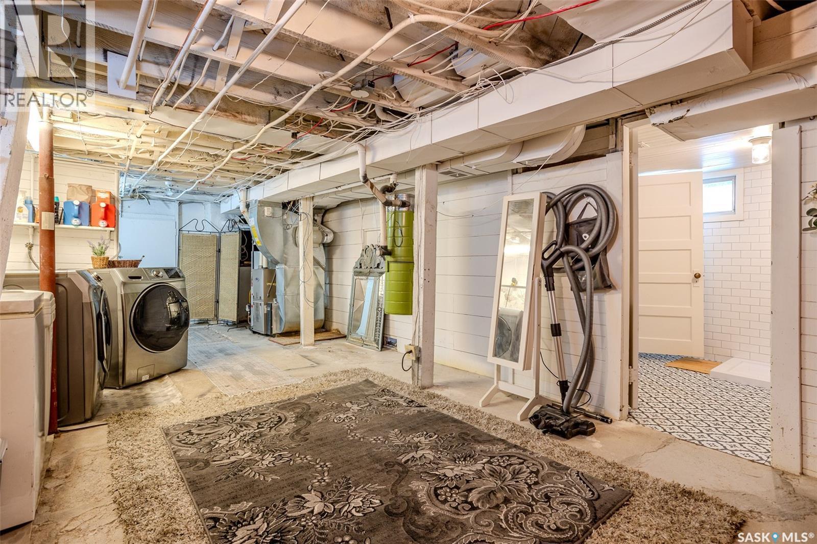 515 9Th Street E, Saskatoon, SK - Indoor Photo Showing Laundry Room