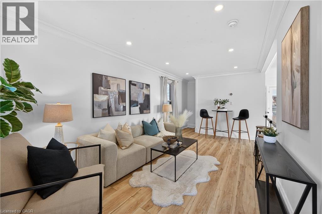 8 East 23Rd Street, Hamilton, ON - Indoor Photo Showing Living Room