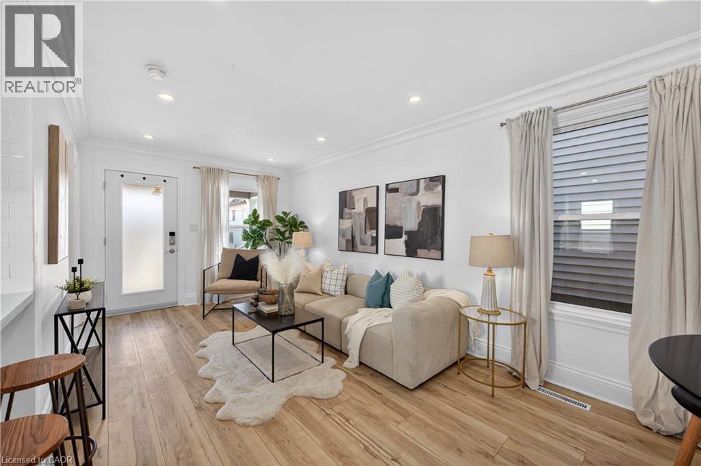 8 East 23Rd Street, Hamilton, ON - Indoor Photo Showing Living Room
