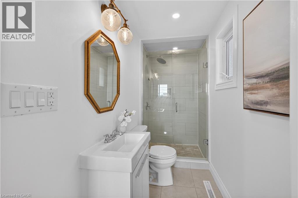 8 East 23Rd Street, Hamilton, ON - Indoor Photo Showing Bathroom