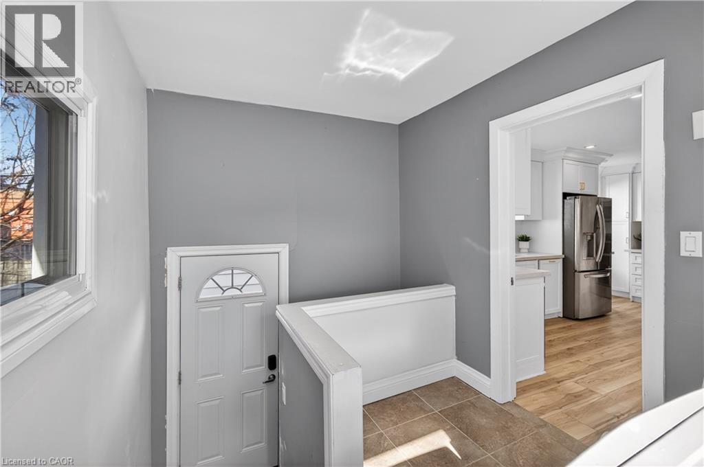 Side entry - 8 East 23Rd Street, Hamilton, ON - Indoor Photo Showing Other Room