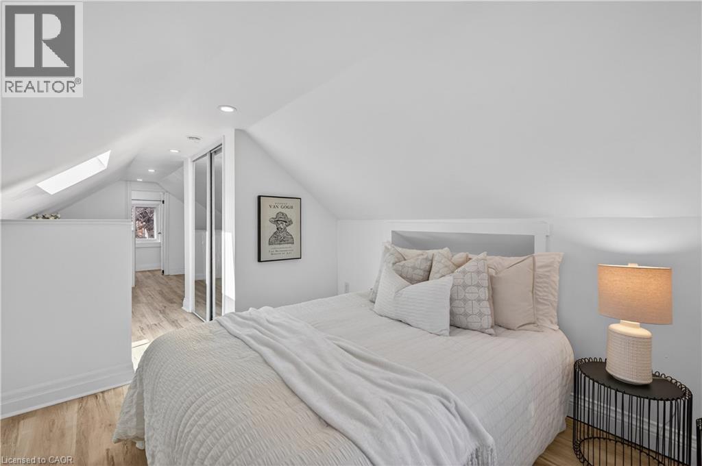 8 East 23Rd Street, Hamilton, ON - Indoor Photo Showing Bedroom