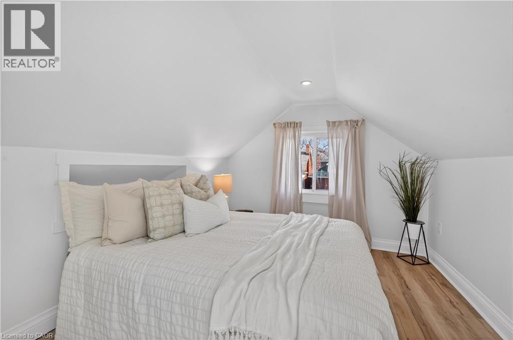 8 East 23Rd Street, Hamilton, ON - Indoor Photo Showing Bedroom