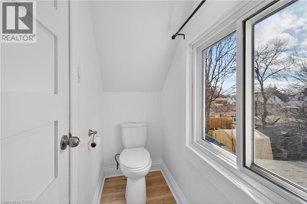 8 East 23Rd Street, Hamilton, ON - Indoor Photo Showing Bathroom