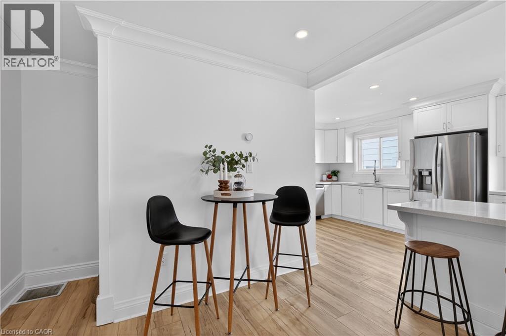 8 East 23Rd Street, Hamilton, ON - Indoor Photo Showing Kitchen