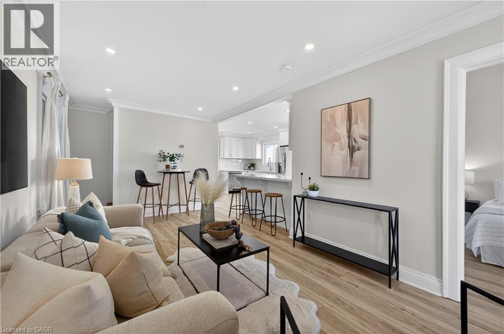 8 East 23Rd Street, Hamilton, ON - Indoor Photo Showing Living Room