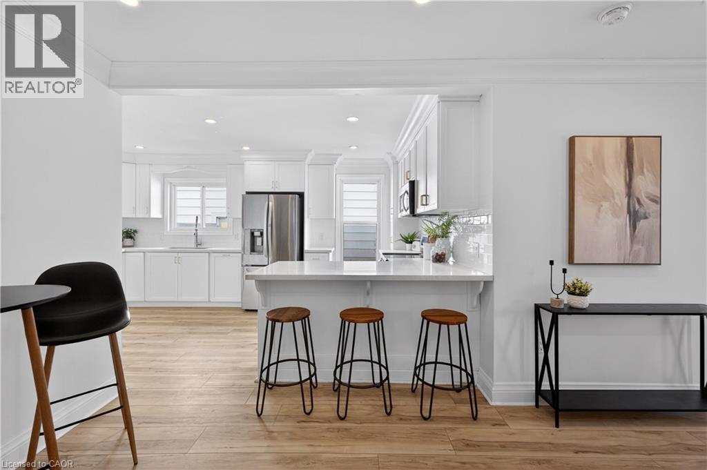 8 East 23Rd Street, Hamilton, ON - Indoor Photo Showing Kitchen With Upgraded Kitchen
