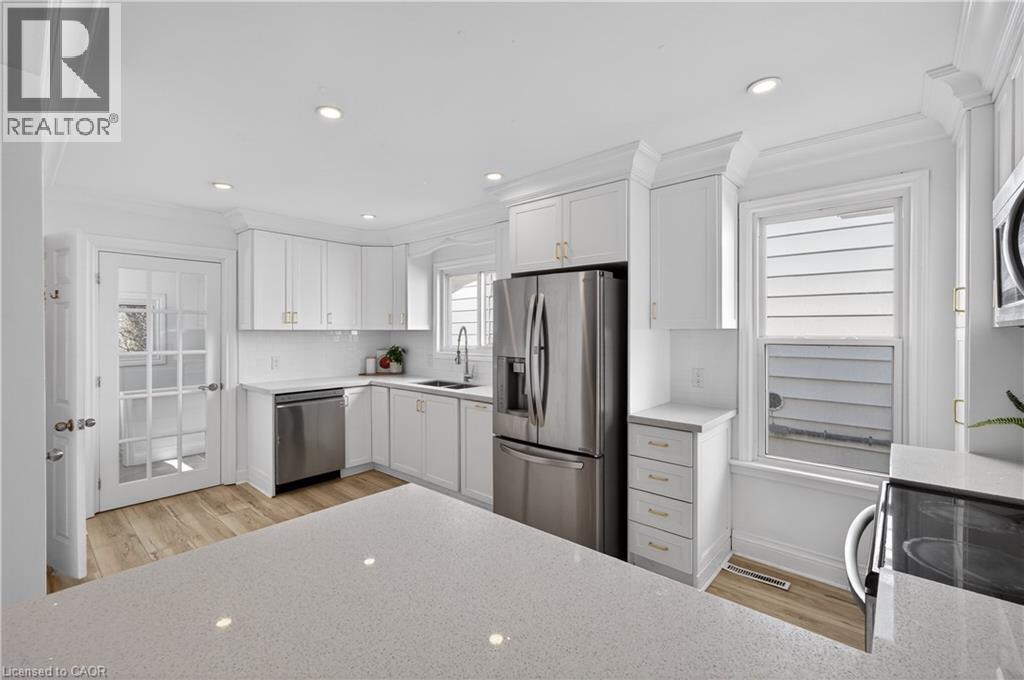 8 East 23Rd Street, Hamilton, ON - Indoor Photo Showing Kitchen