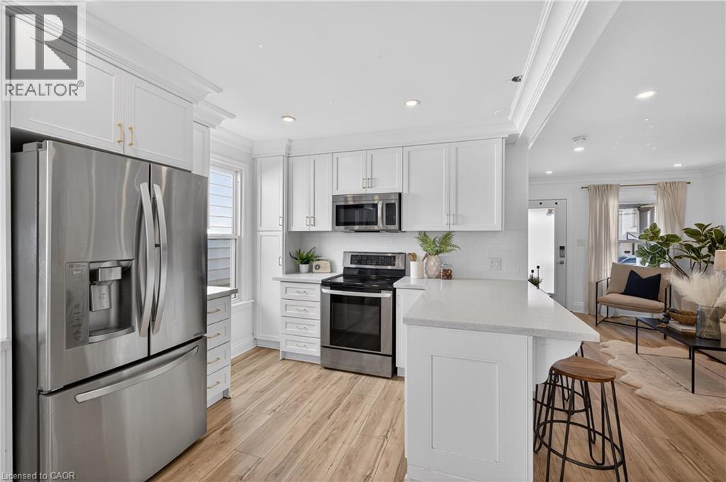 8 East 23Rd Street, Hamilton, ON - Indoor Photo Showing Kitchen