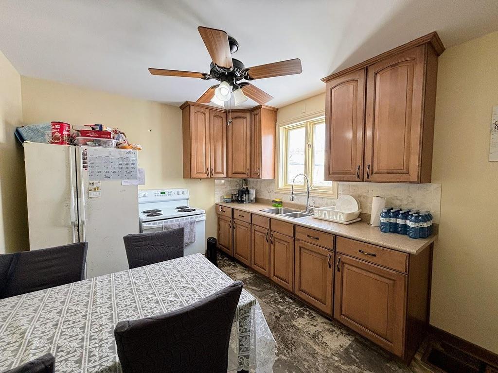 16 Wenonah Drive, Manitouwadge, ON - Indoor Photo Showing Kitchen With Double Sink