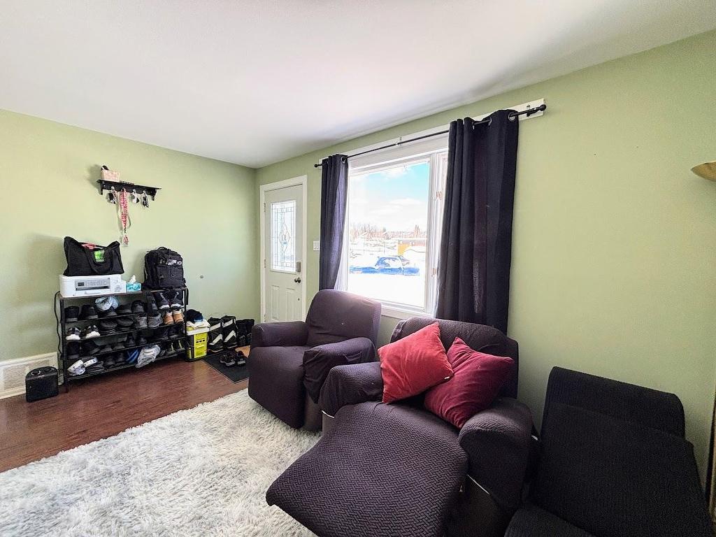 16 Wenonah Drive, Manitouwadge, ON - Indoor Photo Showing Living Room