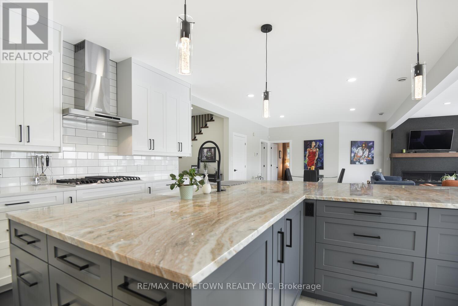 201 Empire Hanna Road E, Edwardsburgh/Cardinal, ON - Indoor Photo Showing Kitchen With Upgraded Kitchen