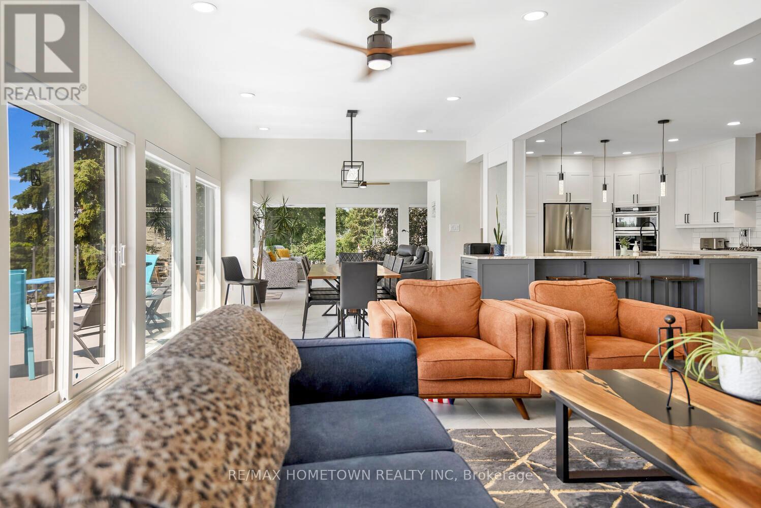 201 Empire Hanna Road E, Edwardsburgh/Cardinal, ON - Indoor Photo Showing Living Room
