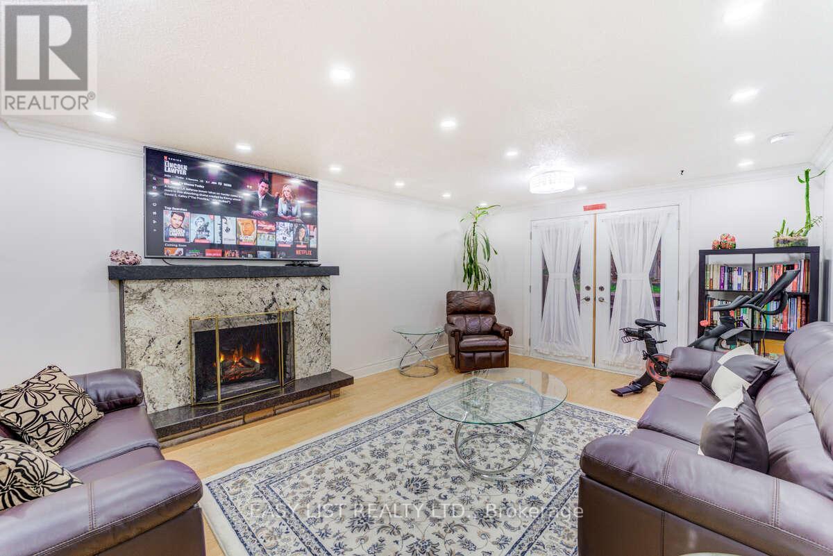 946 Mcbride Avenue, Mississauga, ON