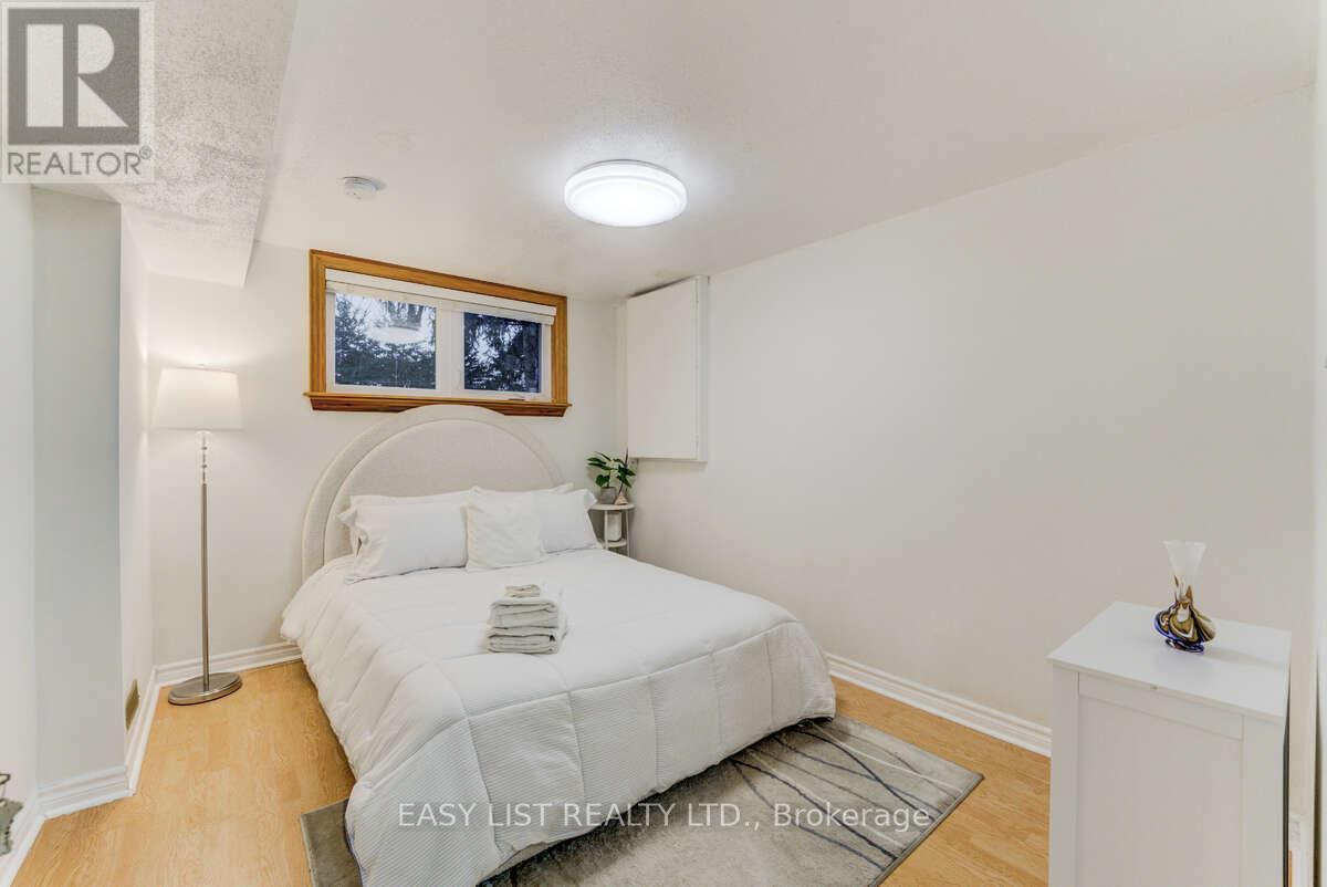 946 Mcbride Avenue, Mississauga, ON
