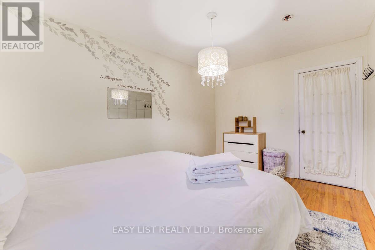 946 Mcbride Avenue, Mississauga, ON