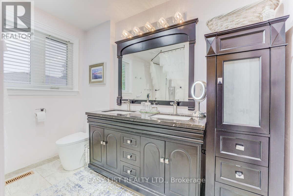 946 Mcbride Avenue, Mississauga, ON