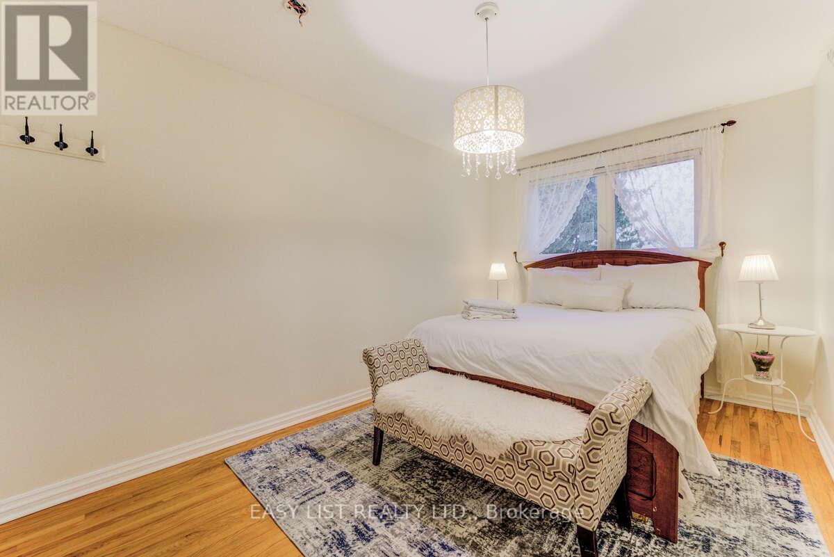946 Mcbride Avenue, Mississauga, ON