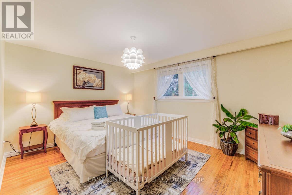 946 Mcbride Avenue, Mississauga, ON