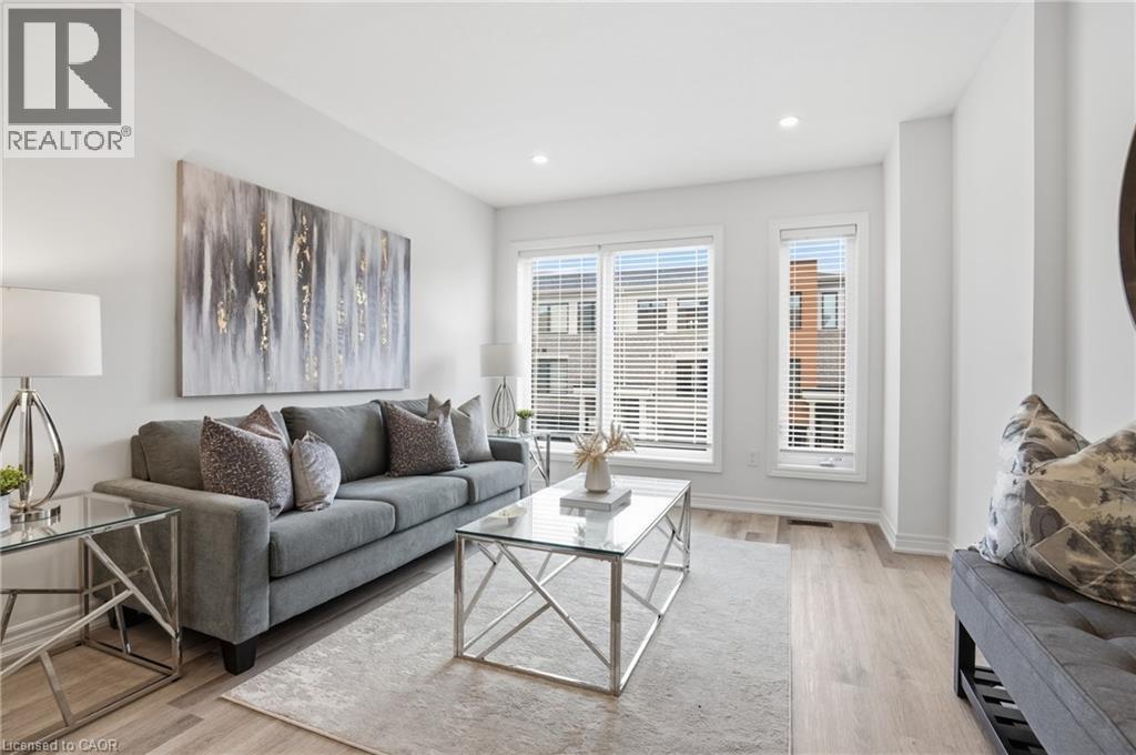 32 Radison Lane, Hamilton, ON - Indoor Photo Showing Living Room