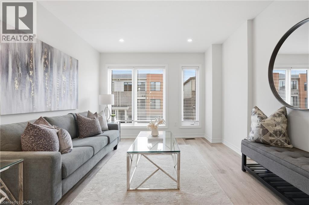 32 Radison Lane, Hamilton, ON - Indoor Photo Showing Living Room