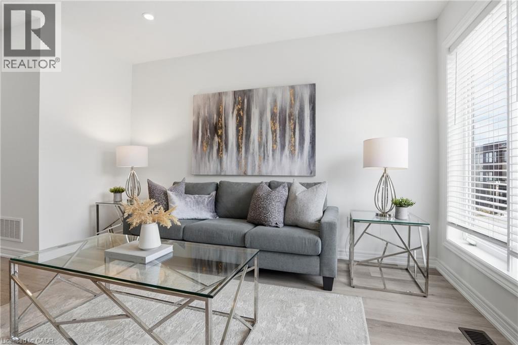 32 Radison Lane, Hamilton, ON - Indoor Photo Showing Living Room