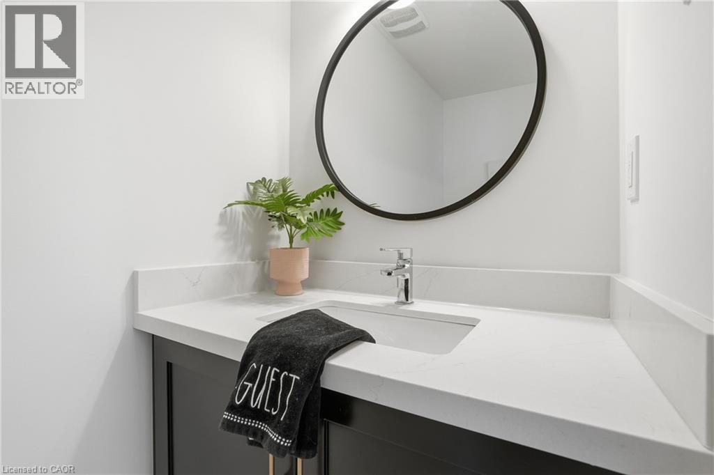 32 Radison Lane, Hamilton, ON - Indoor Photo Showing Bathroom