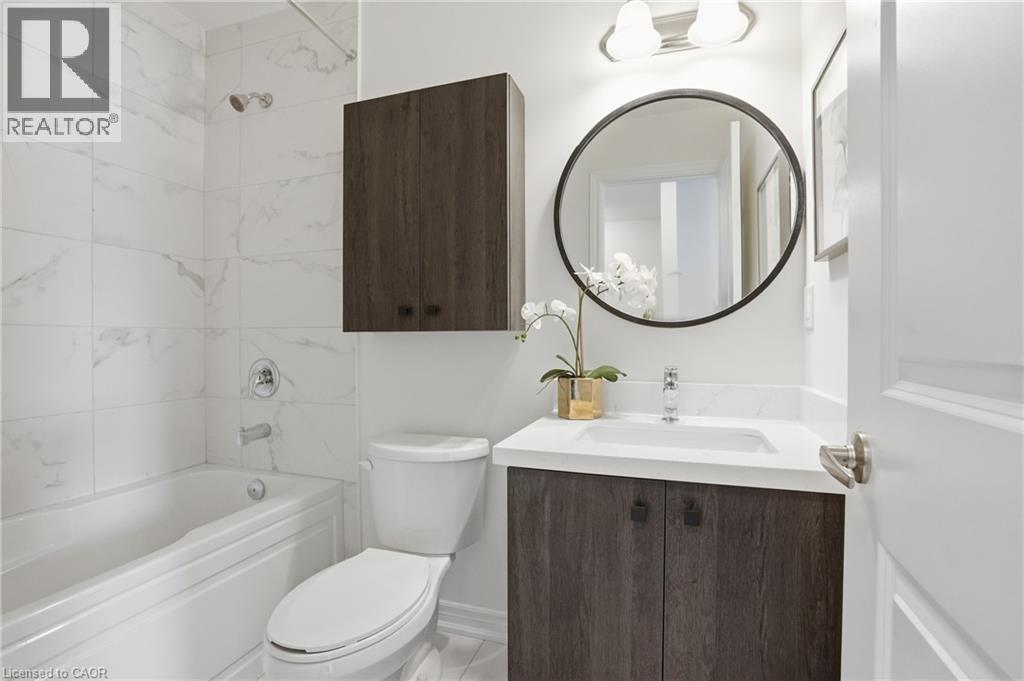 32 Radison Lane, Hamilton, ON - Indoor Photo Showing Bathroom